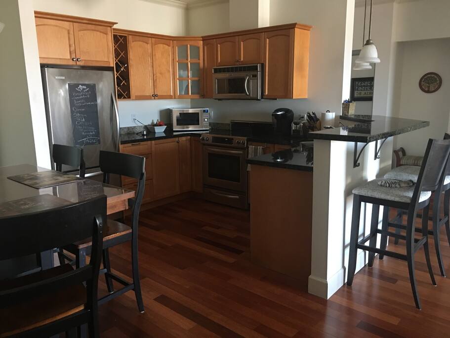 Eat in kitchen (table for 6) with a breakfast bar (2)