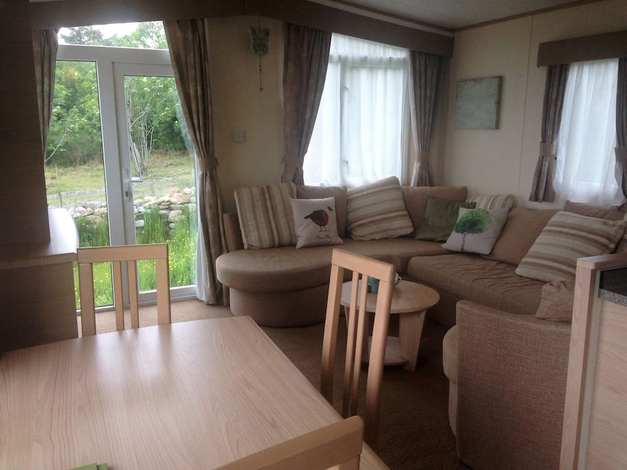 Spacious lounge / dining room
