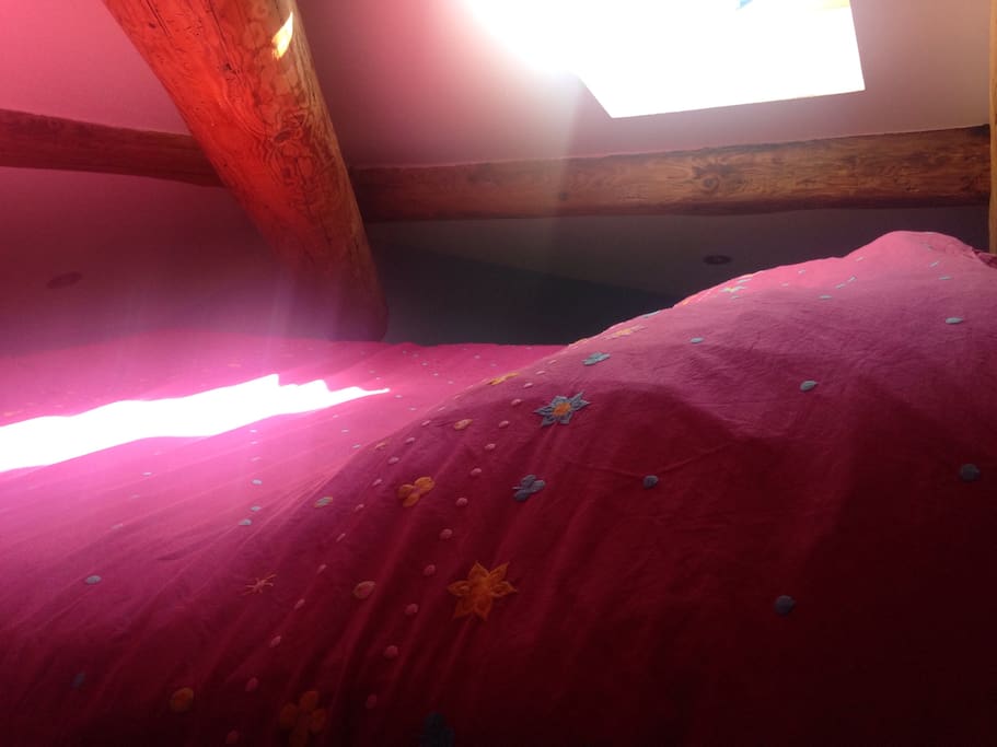 Lit sur mezzanine avec velux....
