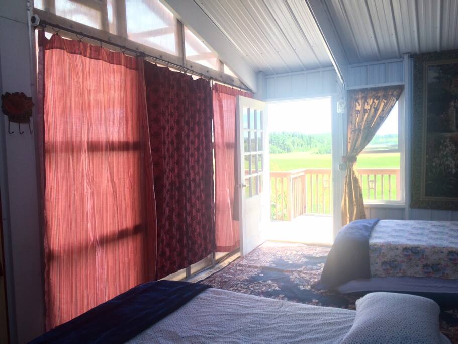 SECRET GARDEN ROOM with outdoor deck, wheelchair ramp