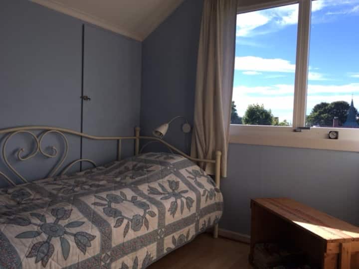 卧室配有一张90厘米宽的床。