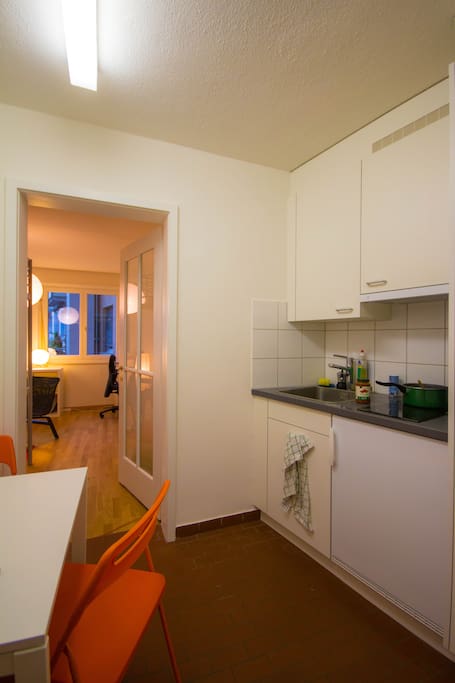 nice little kitchen! functionional!
Notice the pot, where some pasta was boiling while I took that photo ;-)