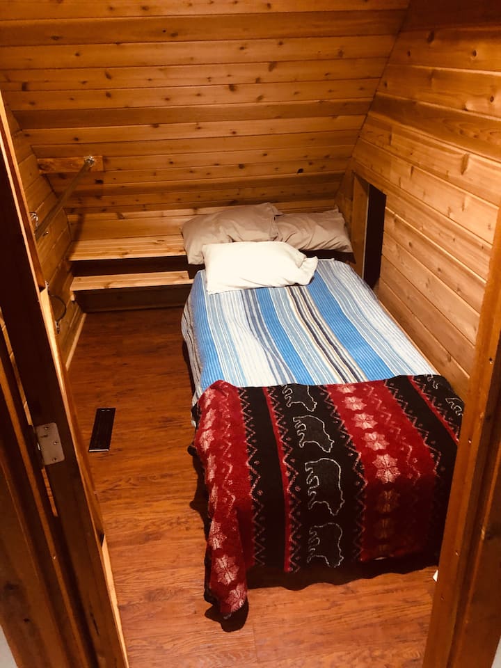 Beautiful Oconomowoc Log Home on 5.7 acres Cabins for Rent in