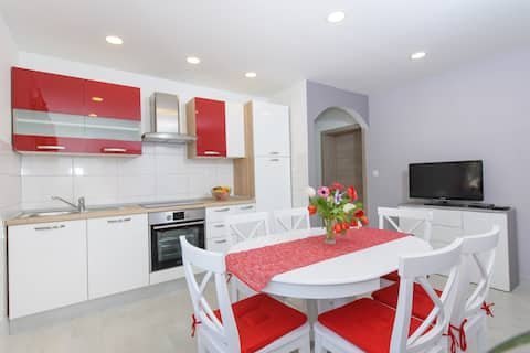 Top Airbnb: Apartment Kate in Gradski Kotar Blatine škrape