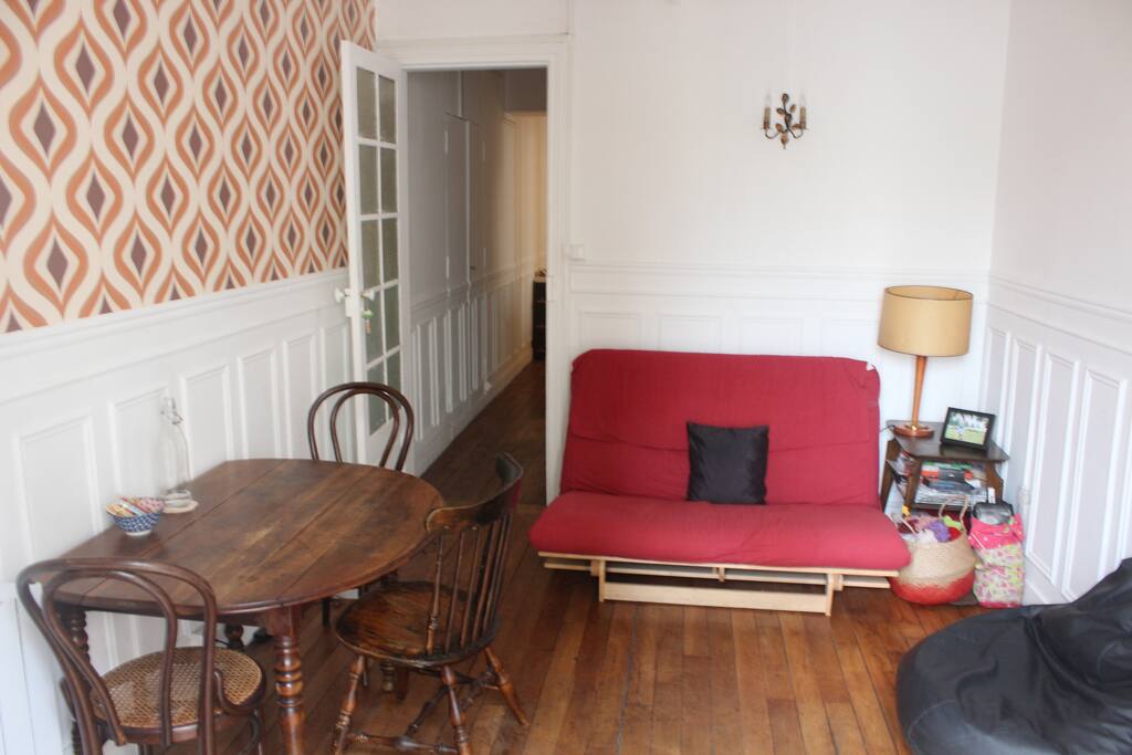 Le salon / salle de séjour, vu depuis la fenêtre. La table peut accueillir jusqu'à 8 personnes. Le canapé se déplie pour se transformer en lit d'appoint deux places.