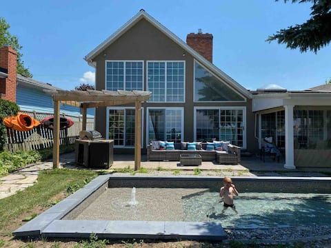 Niagara's beach access villa with hot tub
