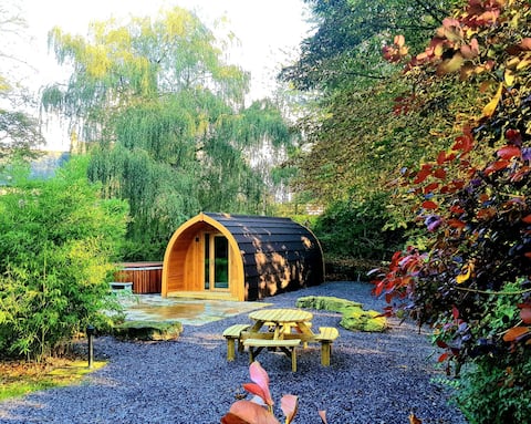 *Charming Garden Pod* Couple/family with Hot tub