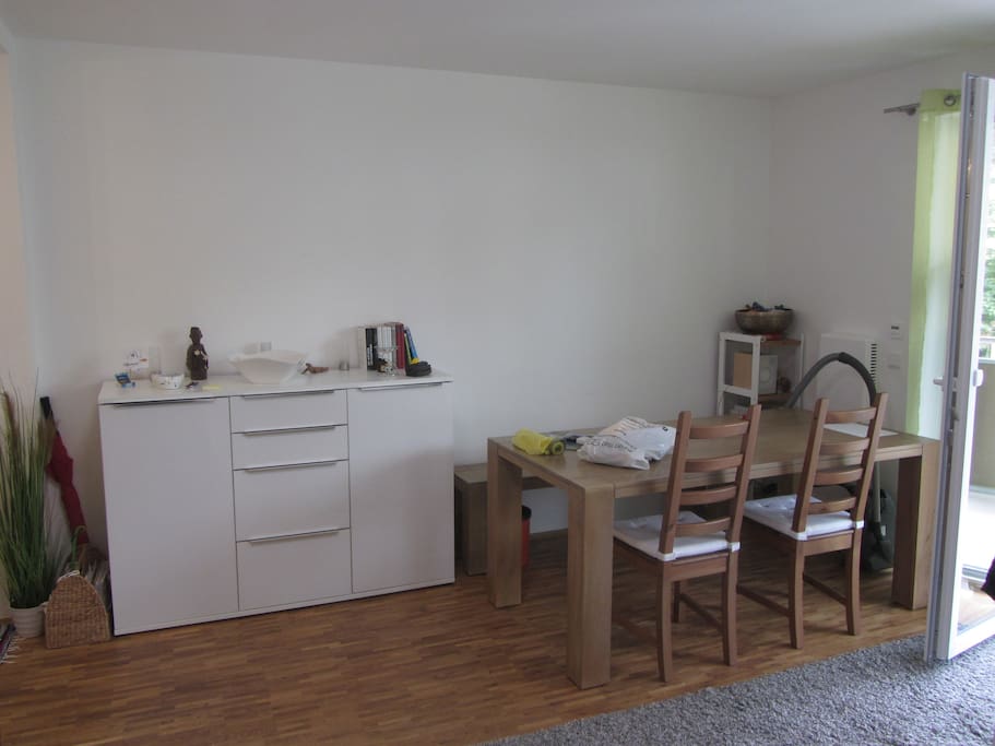 In der ganzen Wohnung wurde Echtholzparkett verlegt. Alles ist aufgrund der großen aber uneinsichtigen Fenterfront sehr hell und modern.