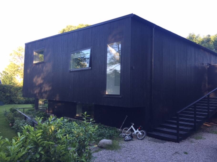 The outside architecture is modern and offers access to beautiful garden. The lake is 50 m away and can be seen from the windows of the house.