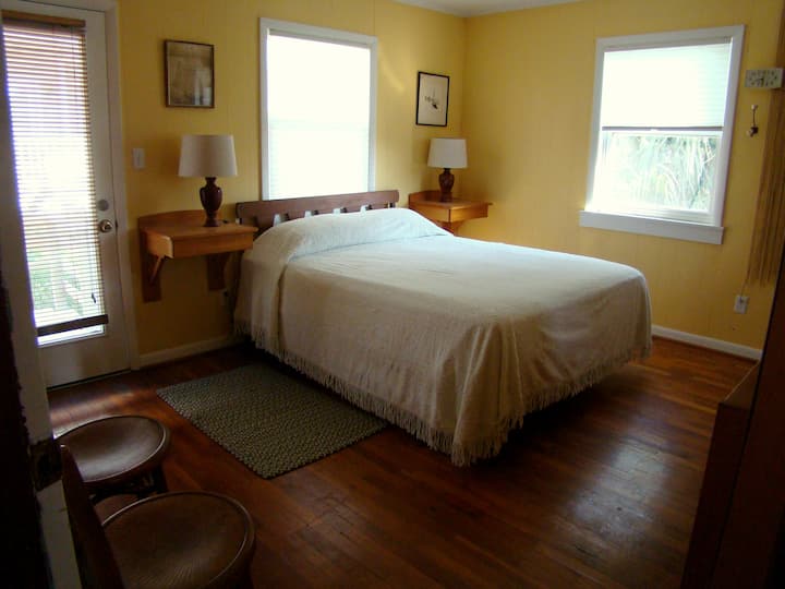 غرفة نوم رئيسية وحمام بسرير ملكي وشرفة خاصة