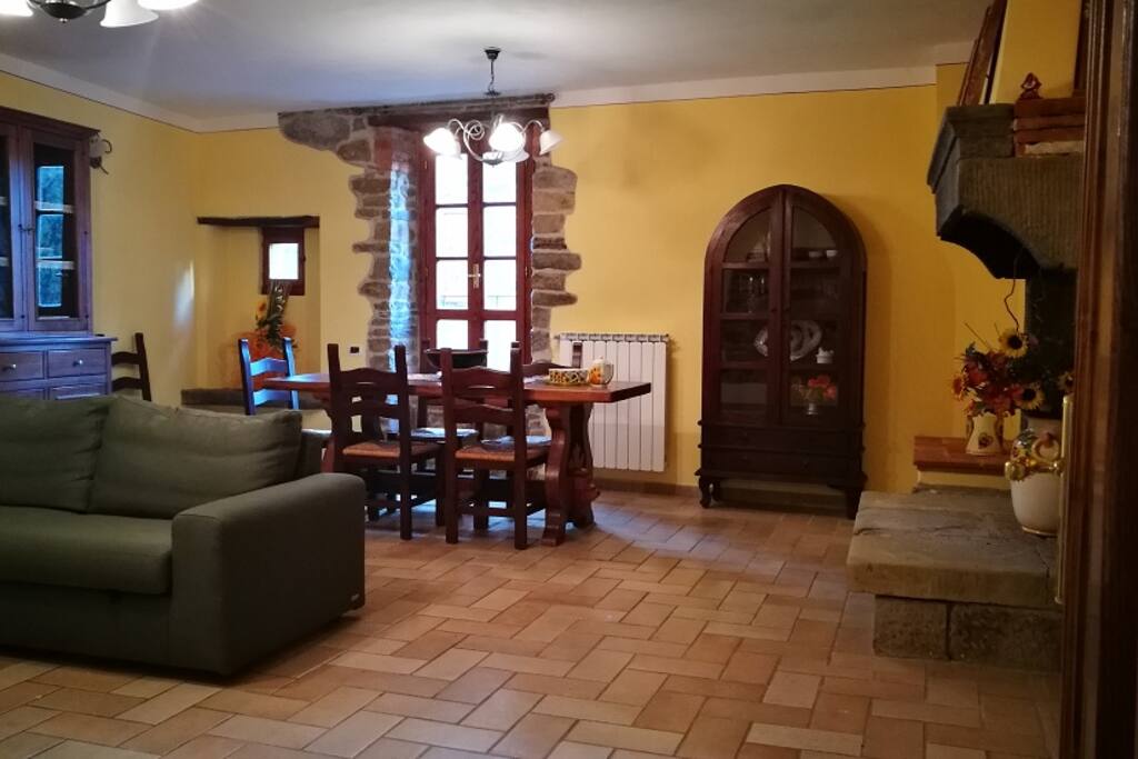 Ampio salone di circa 40mq con divano letto e TV LED 40''