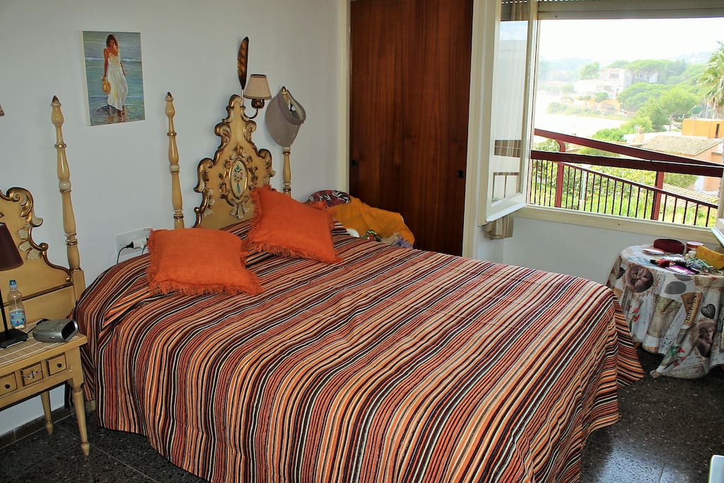 2 chambres avec 1 grand lit, 2 petits lits et dans la salle à manger 1 canapé - lit