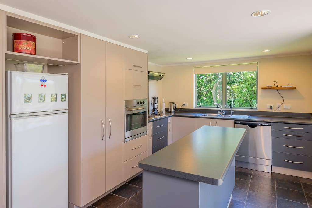 Modern, clean and tidy kitchen with dishwasher.
