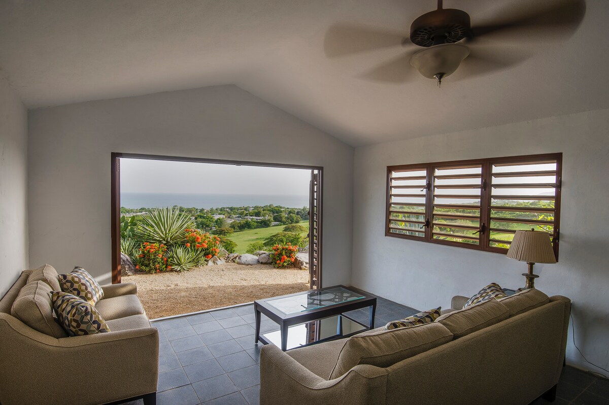 Sala de estar de Rock House y sofá cama en el dormitorio principal