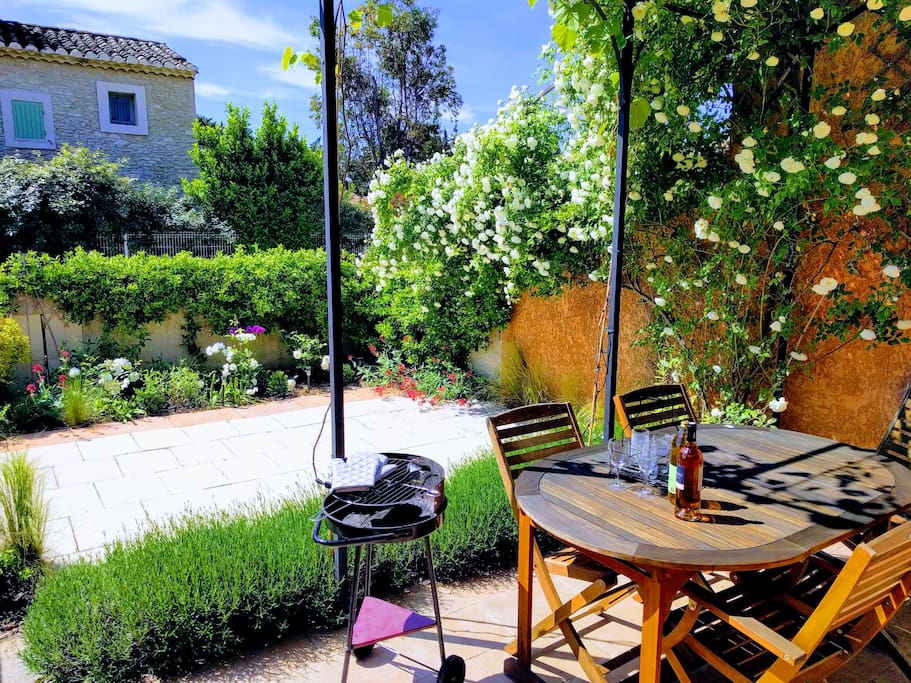 Jardin et terrasse sud, au printemps
