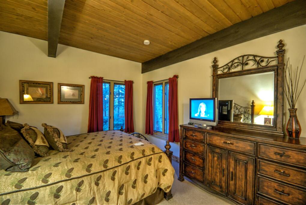 Master Bedroom With Queen Bed, In-suite Full Bathroom