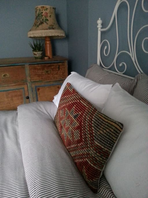 A collected and cosy room.