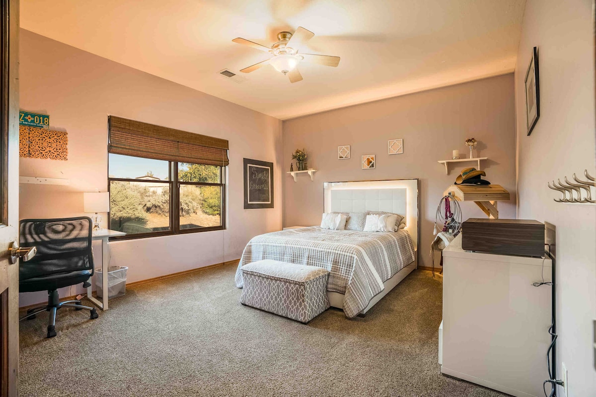 Dormitorio 2 con cama tamaño queen y mesa de escritorio/ silla.