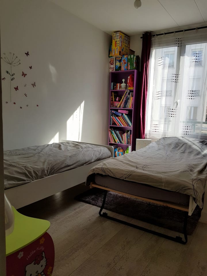 Dhomë fëmijësh me dy 90 krevate më vete