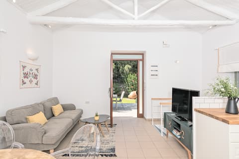 Popular Airbnb listing: Apithano (with heated pool) in Δήμος Πλατανιά