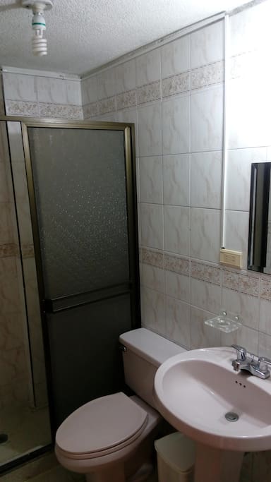 Baño con agua caliente, compartido con zona social segundo piso y habitación #2