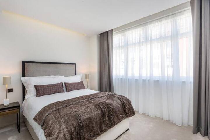 Beautiful New Luxury 2BR Oxford Circus Apartment gallery image 4