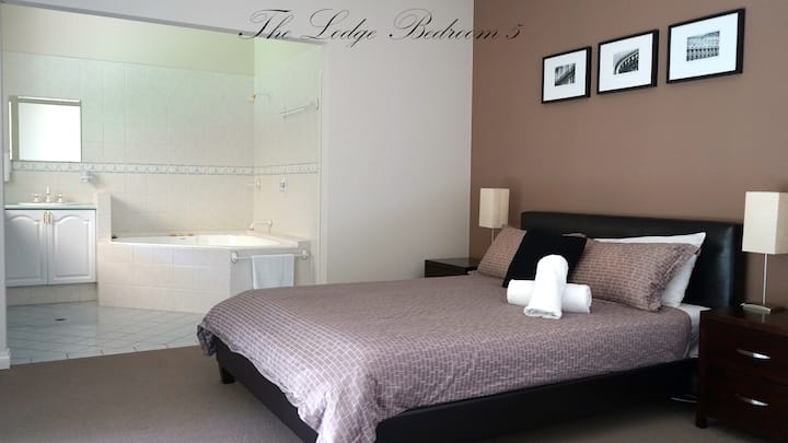 Jedna z 3 izieb s manželskou posteľou Queen a vlastnou kúpeľňou