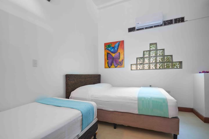 Chumba cha kulala #2 kiko kwenye ghorofa sawa na Mwalimu, jiko, chumba cha kulia na sebule. 