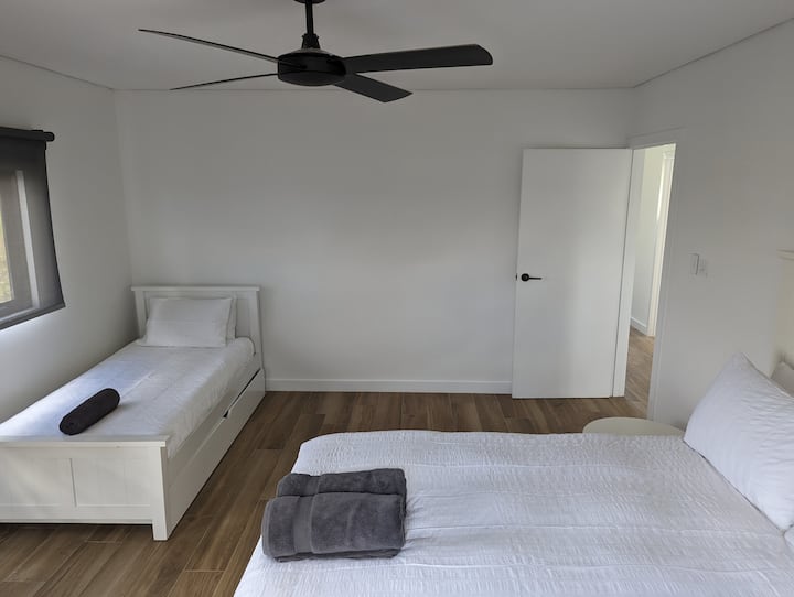 ห้องนอนสำหรับครอบครัวชั้นบนเตียงควีนไซส์และเตียงขนาดคิงไซส์