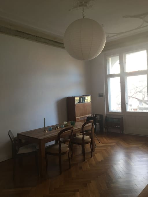 Wohnzimmer m Balkon