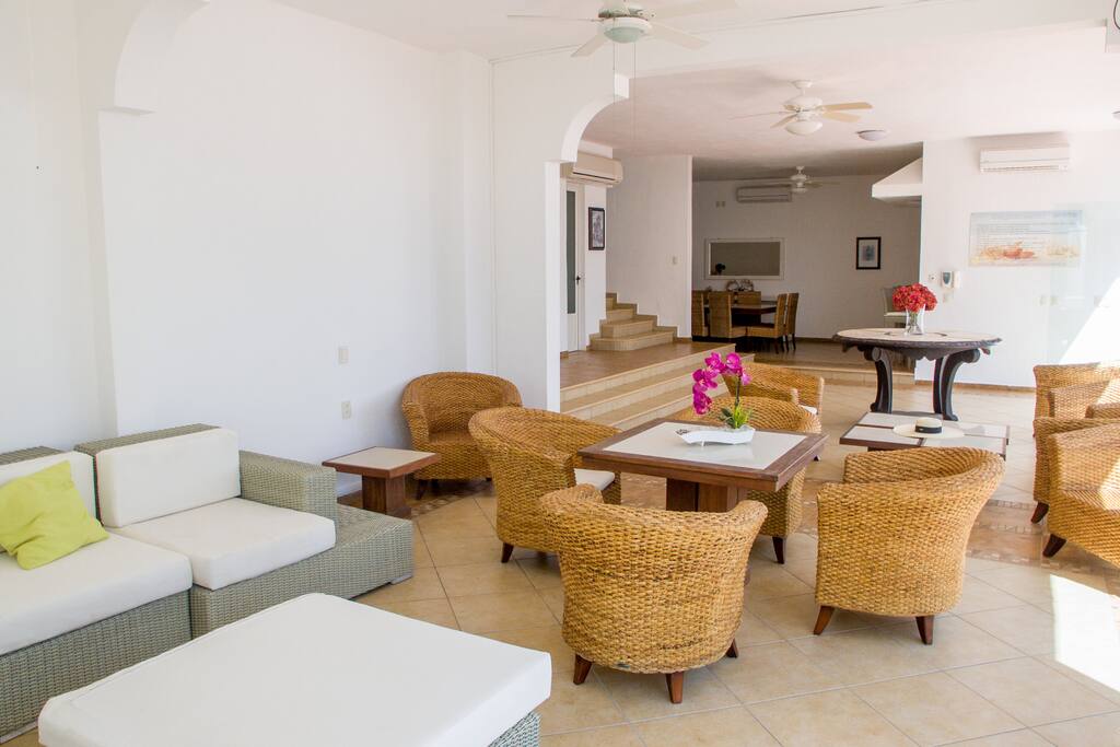 Sala de estar principal y comedor al fondo (áreas comunes)