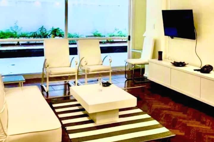 Sebule iliyo na kitanda cha sofa ambacho wakati wa kukifungua ni kama sentimita 1.80 x 80 ca. Pia ina  smart tv de 52 pulagdas, joto la hewa baridi na  kutoka kwenye mtaro mwenyewe