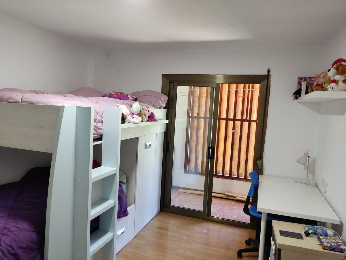 卧室二楼双层床和工作区 