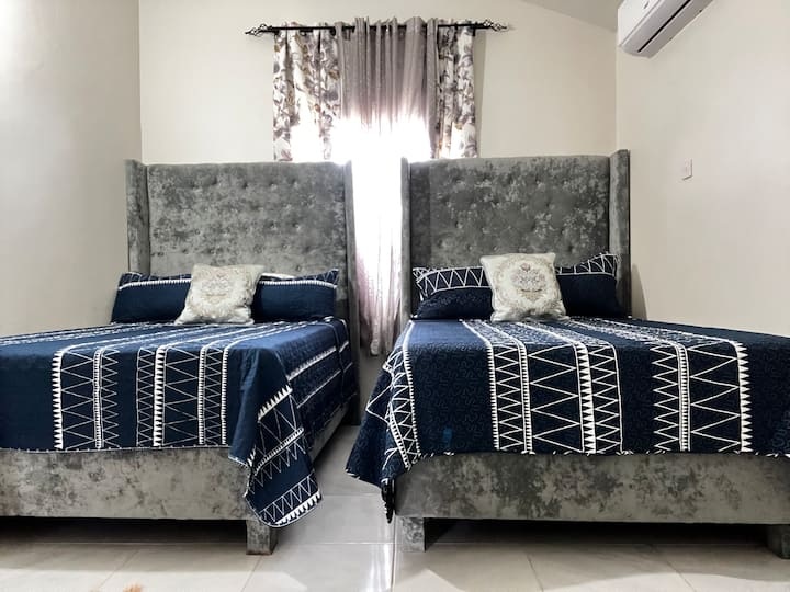 Reposez votre beauté dans un confort paisible et climatisé. Chaque chambre dispose également d'une télévision connectée pour vous divertir. 