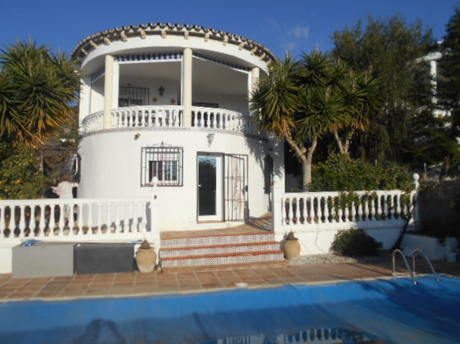villa overlooking pool