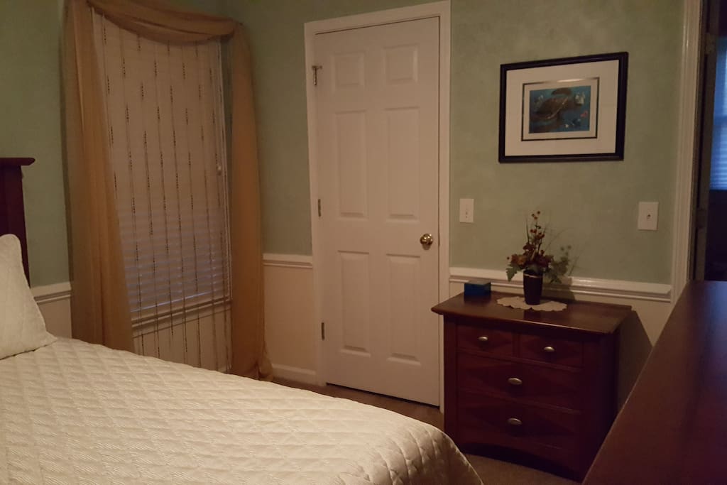 Queen size bed in private room connected to bath (2 of 4)