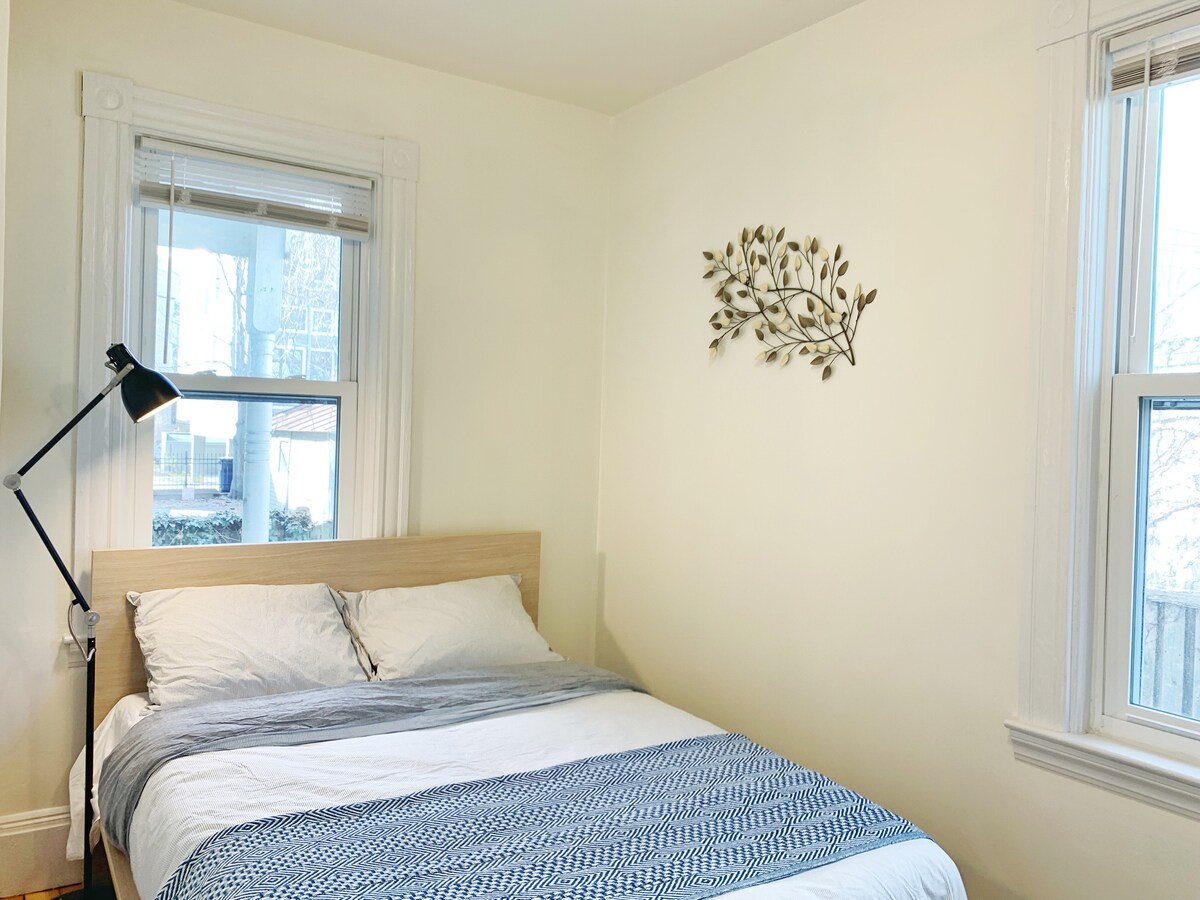 Third Bedroom, Clean and Bright.
Full-Size Super Comfortable Bed.
Private Mounted-AC included.