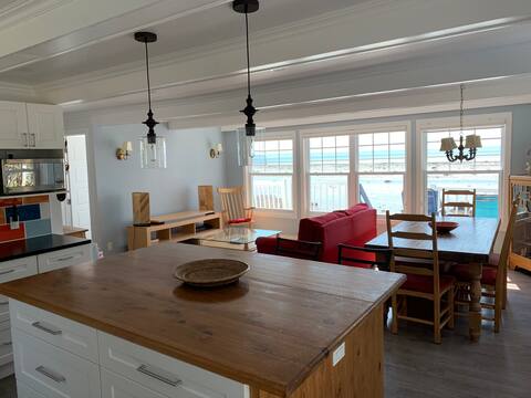 Chalet chez les Petites (by the water)