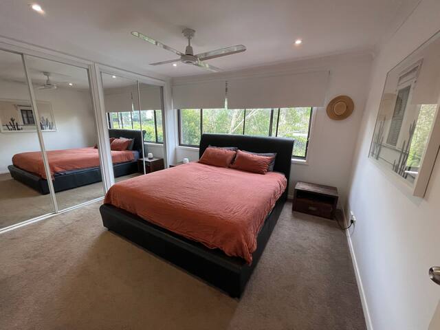 Large house w/pool. Walking distance to the beach! gallery image 3