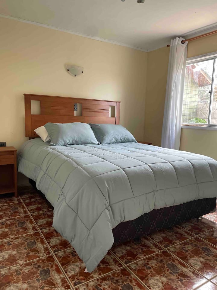 غرفة نوم ثانية بسرير بمقعدين.