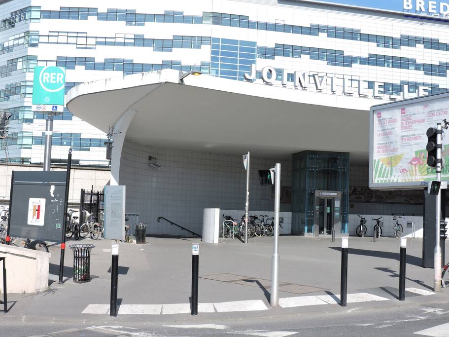 Le RER de Joinville le pont situé à 10 mn à pied, et à 1 station de bus de l'appartement