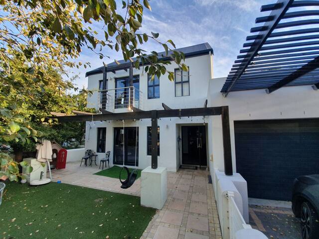 Fresh, secure 4 bedroom house with pool gallery image 4