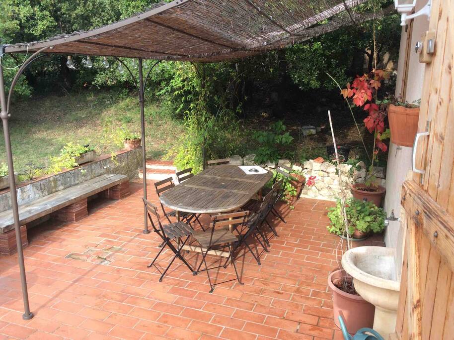La terrasse avec la pergola