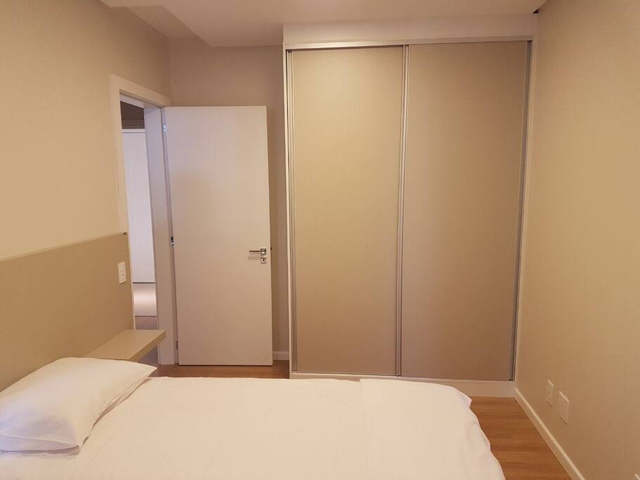 Quarto de solteiro com cama auxiliar.