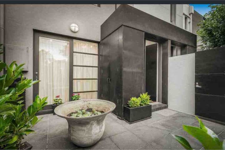 Modern South Melbourne Town House. gallery image 2