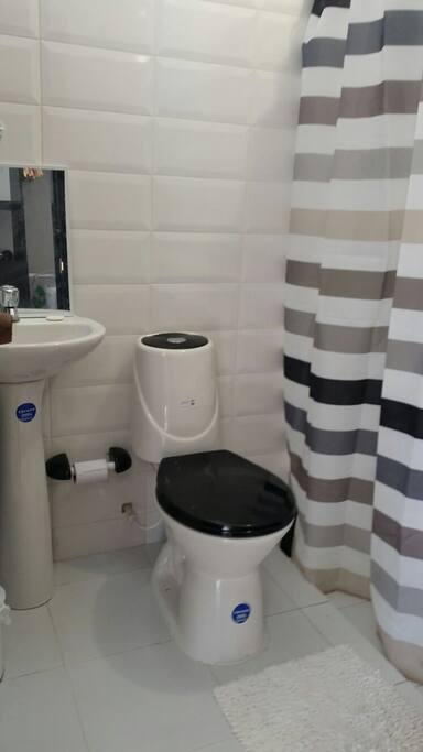 Private clean bathrooms | Bano privado
