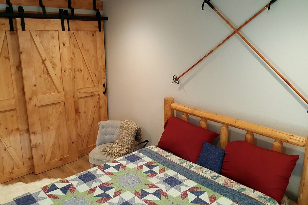 Ski Shack bedroom, queen/new memory foam mattress
