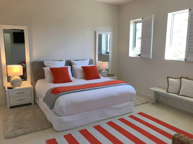 CONTEMPORARY LUXE WATERFRONT RESIDENCE gallery image 5