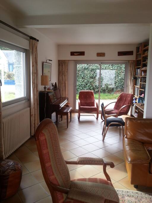 Séjour traversant ouvert sur terrasse au sud (pour les musiciens, désolée, le piano n'est plus là)
