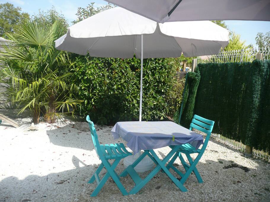 jardin-terrasse du studio (côté droit)
